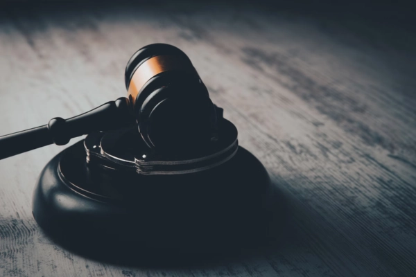 Judge’s gavel symbolizing U.S. laws on kratom and 7-OH
